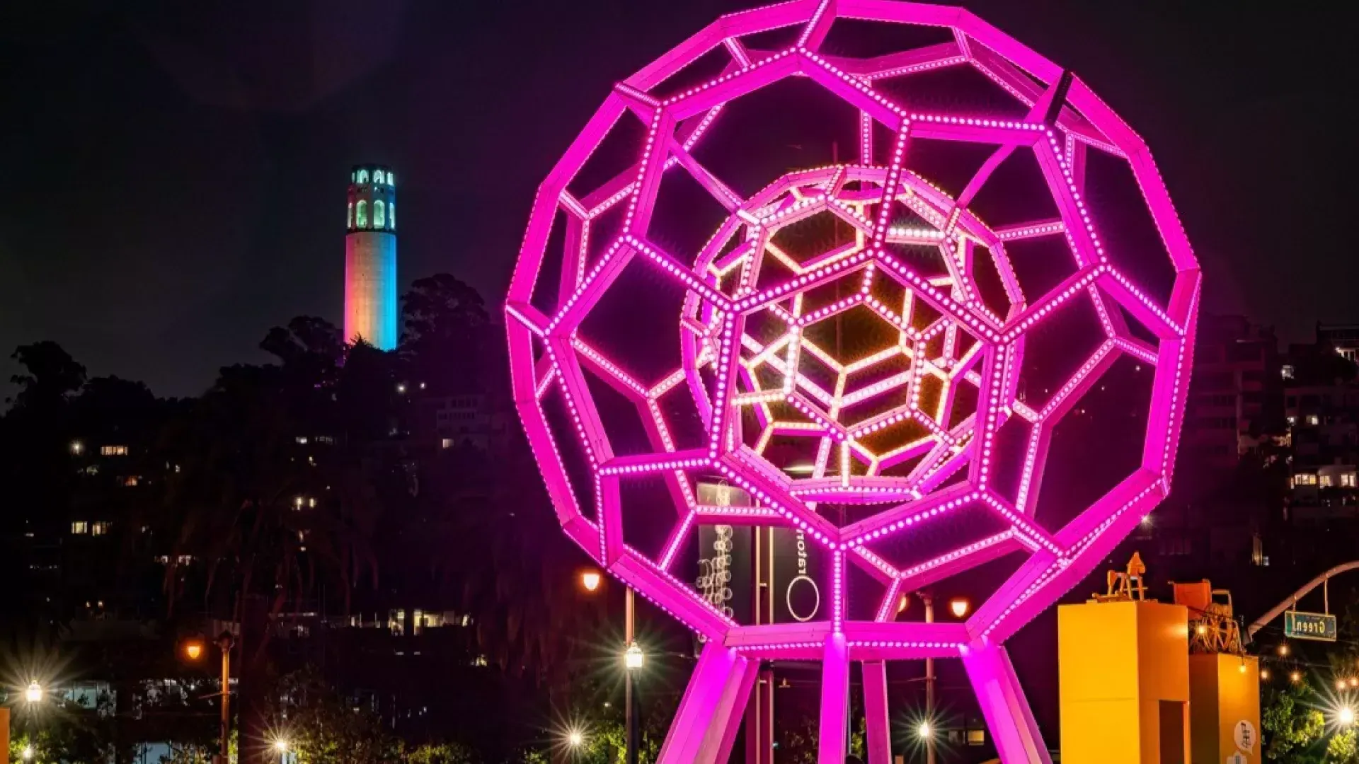 Buckyball risplende all'esterno dell'Exploratorium, con la Coit Tower sullo sfondo