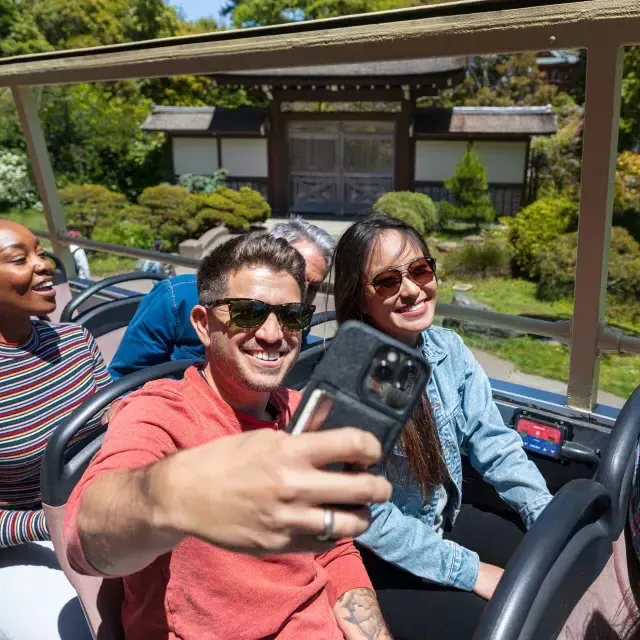 Homem tirando uma selfie em um Big Bus Tour