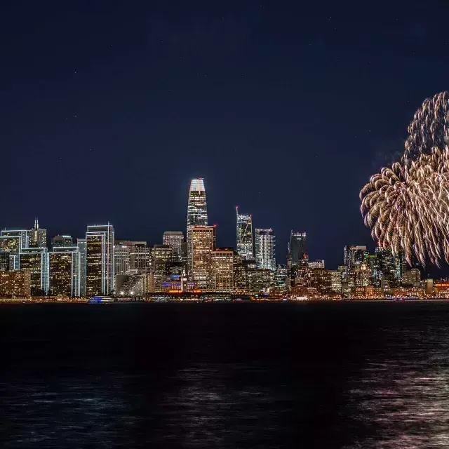 Des feux d'artifice explosent dans le ciel de la ville de San Francisco.